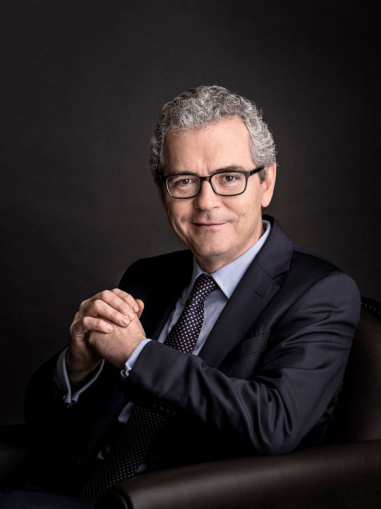 Imagen que contiene persona, hombre, traje, ropa
Descripción generada automáticamente